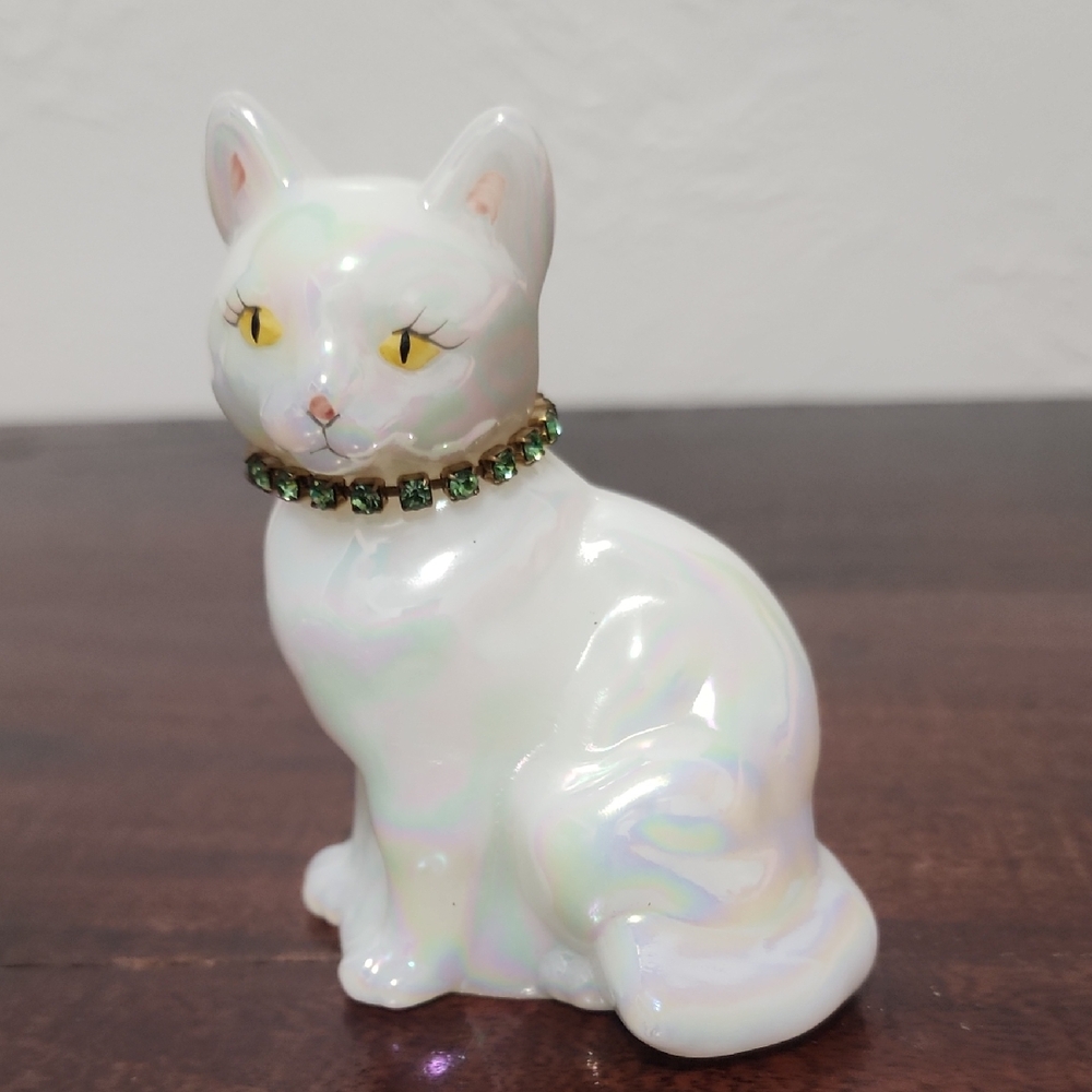 Elegant White Cristal Cat Figurine with Green Accents